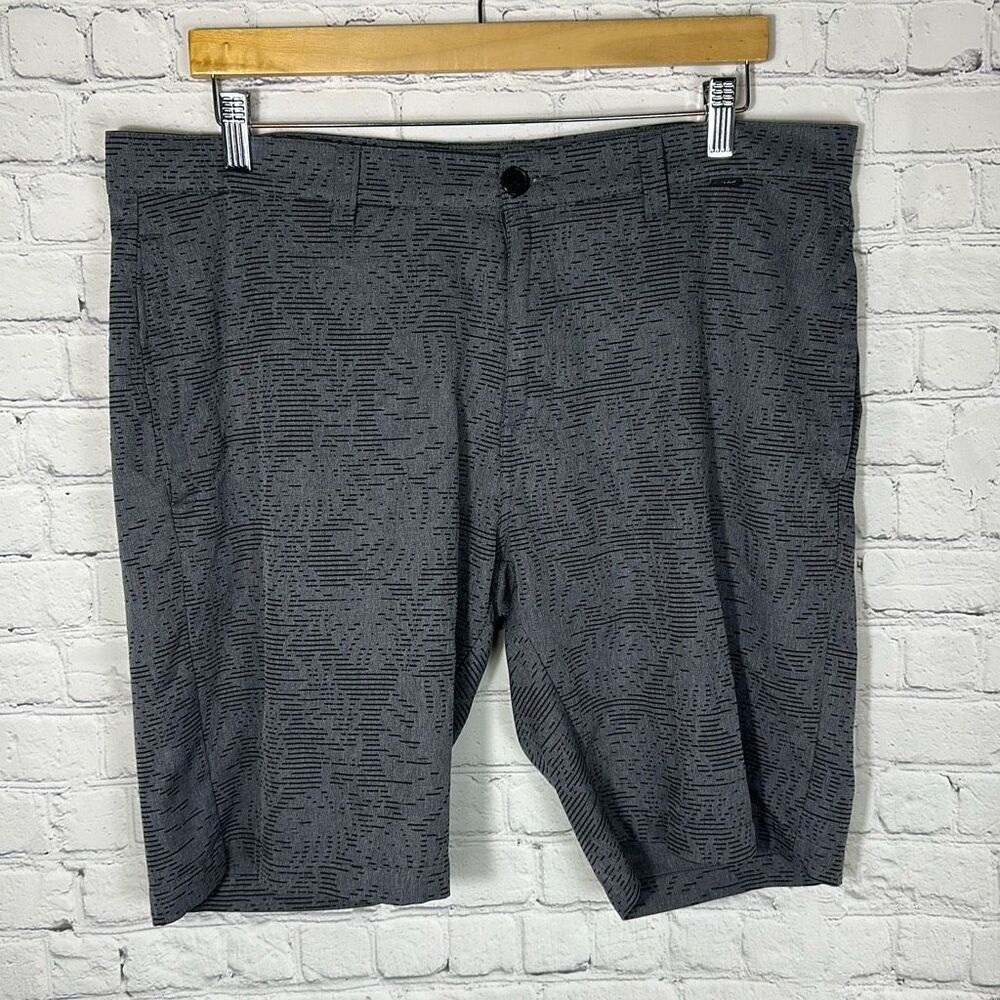 Travis Mathew Go Fish‎ Shorts in Heather Grey Pinstripe size 36 Style# 1MW209
